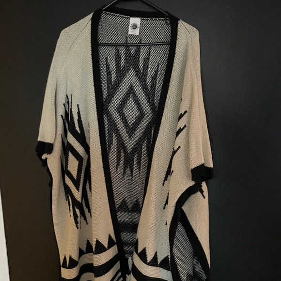 Cake and Roses OS poncho with fringe bottom - Picture 1 of 10